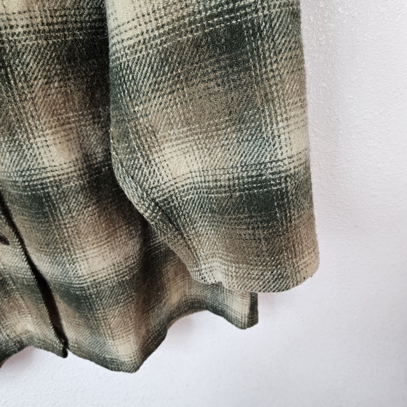 Woolrich Wool Blend Women's Plaid Button Down Shirt Size Medium Oversized - Picture 3 of 6